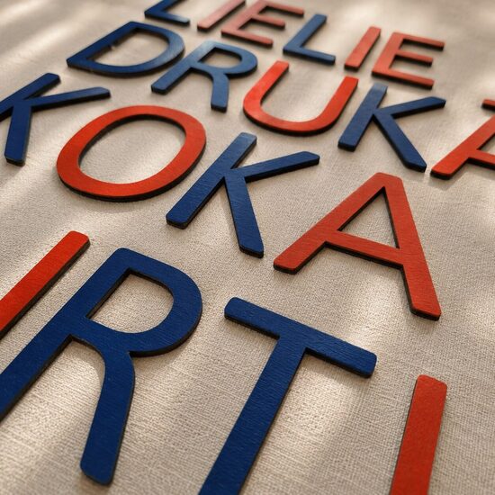 Montessori lielie drukātie koka burti – Deemor Kids