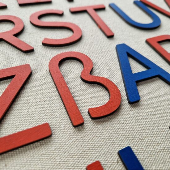  Montessori Bewegliches Alphabet – große gedruckte Holzbuchstaben (27 / 39 / 81 / 135 Stück) – Demor Kids